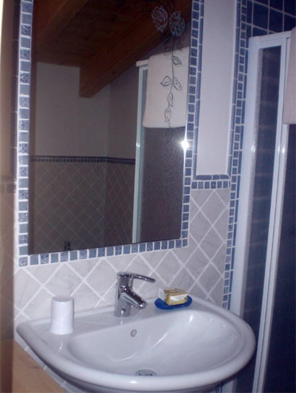 Family Room | Bathroom | Shower, free toiletries, hair dryer, bidet