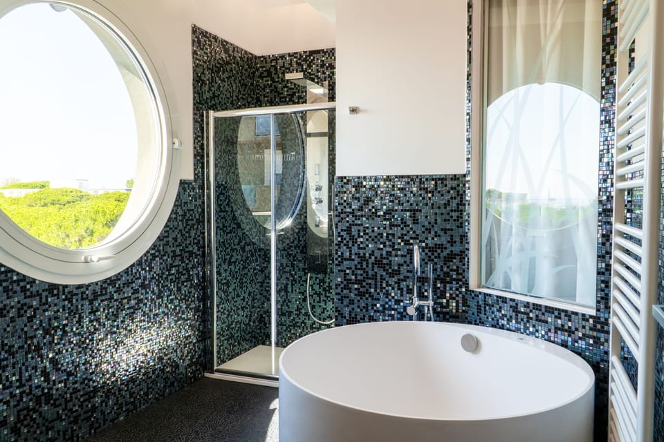 Deluxe Junior Suite | Bathroom | Shower, hydromassage showerhead, hair dryer, bidet