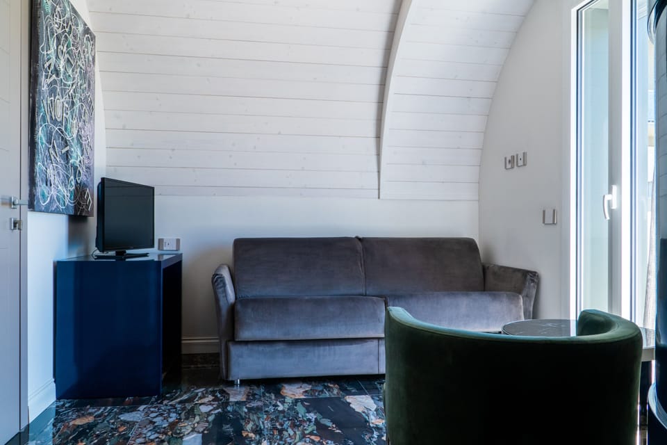 Deluxe Junior Suite | In-room safe, free WiFi, bed sheets