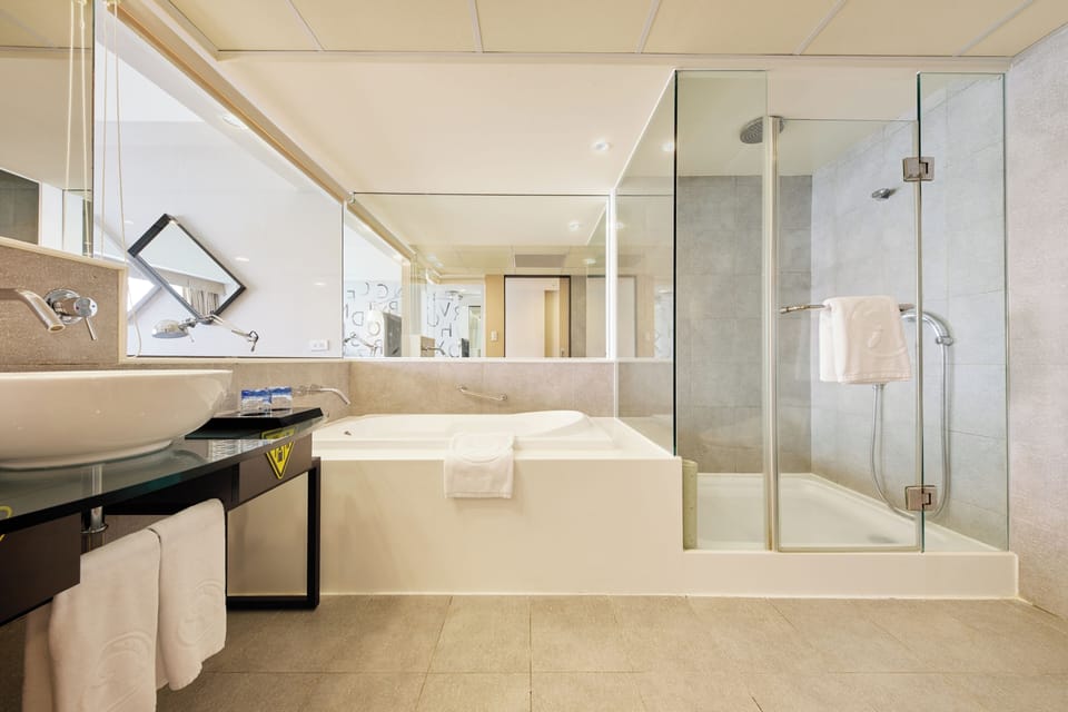 Metropolis Room | Bathroom sink