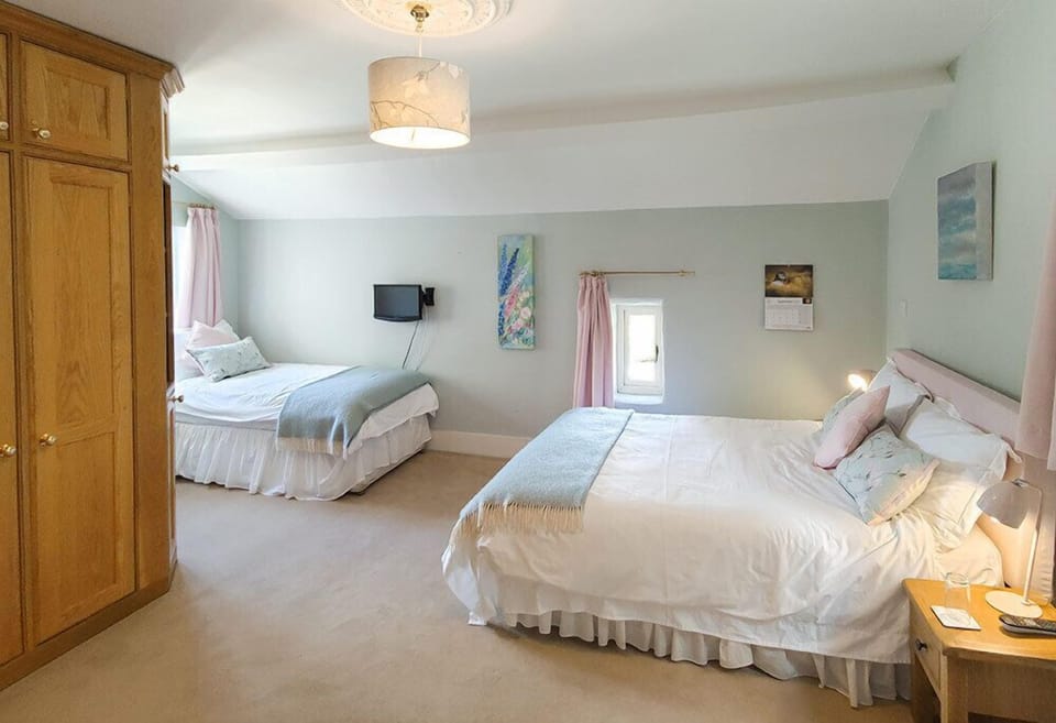 Room 4 - Family en-suite room with king size bed and 2 singles | Egyptian cotton sheets, premium bedding, individually decorated