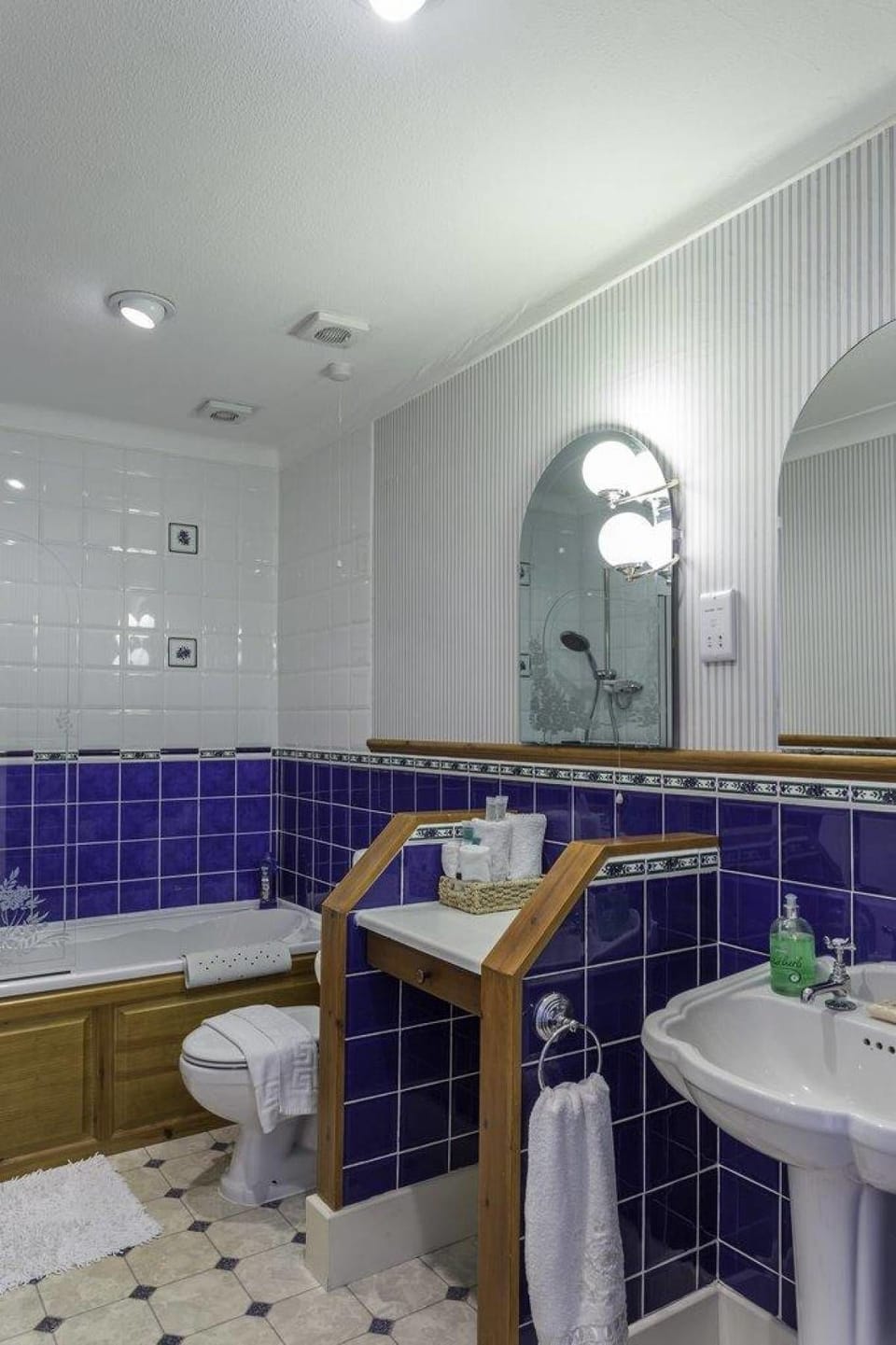 Shower, rainfall showerhead, free toiletries, hair dryer