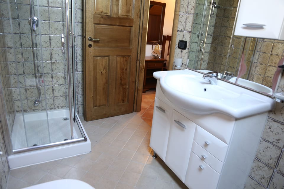 Deluxe Triple Room | Bathroom | Shower, free toiletries, hair dryer, towels
