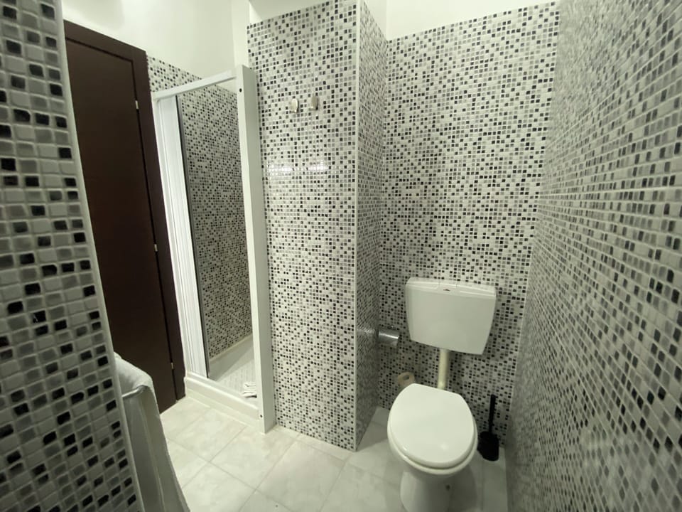 Quadruple Room | Bathroom | Shower, free toiletries, hair dryer, bidet