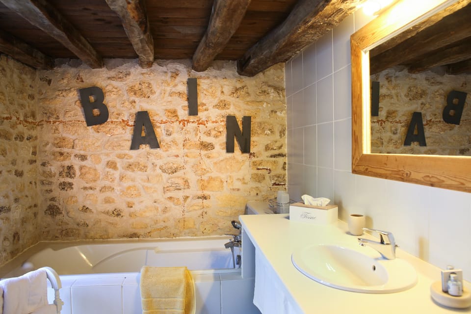 House, 2 Bedrooms (Figue) | Bathroom | Bathtub, free toiletries, towels