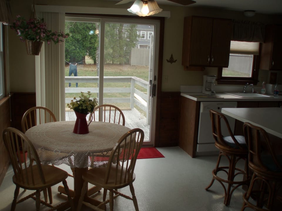 Kitchen seating for 6 people