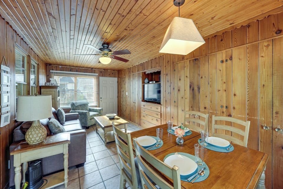 Dining Area | Dishes & Flatware Provided
