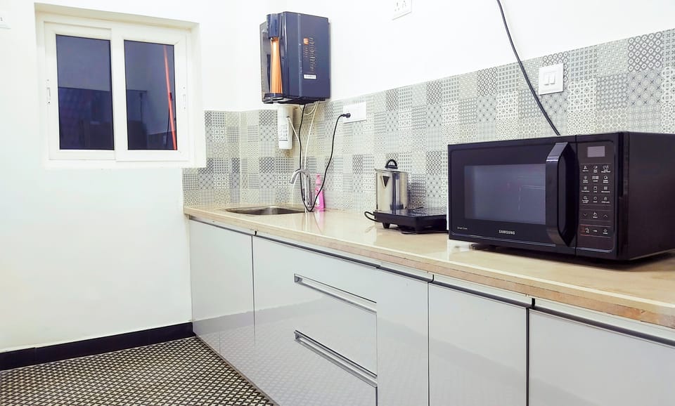 Elite Apartment | Private kitchen | Fridge, oven, toaster, cookware/dishes/utensils