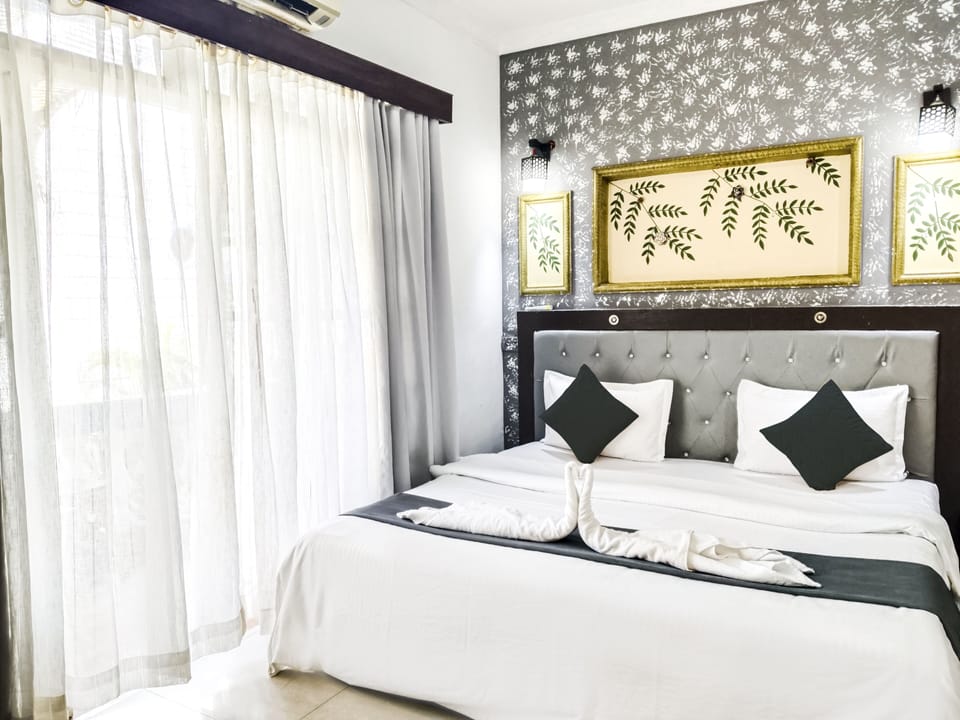 Deluxe Triple Room | Individually decorated, individually furnished, desk, laptop workspace