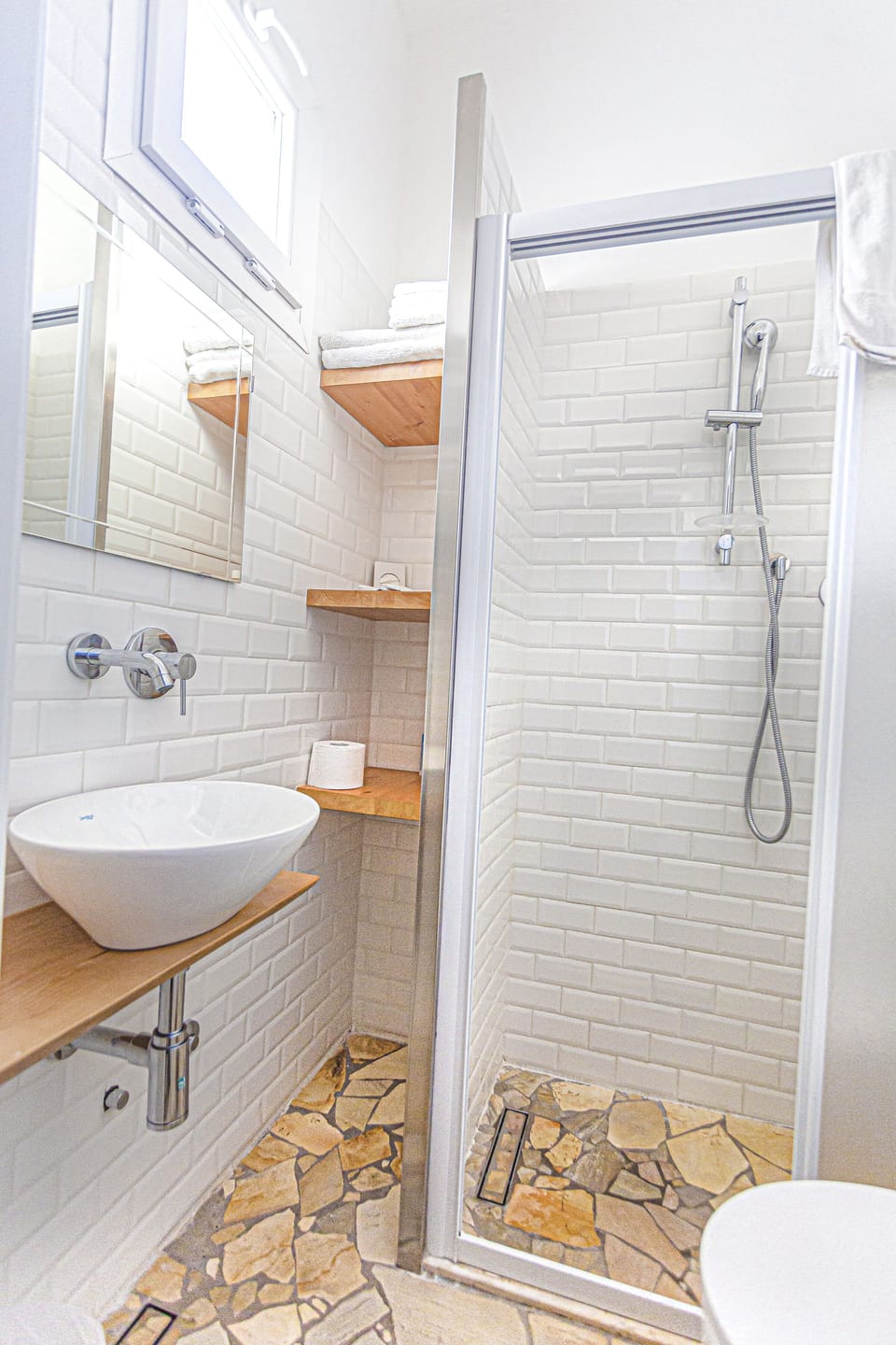 Double Room | Bathroom | Shower, free toiletries, hair dryer, towels