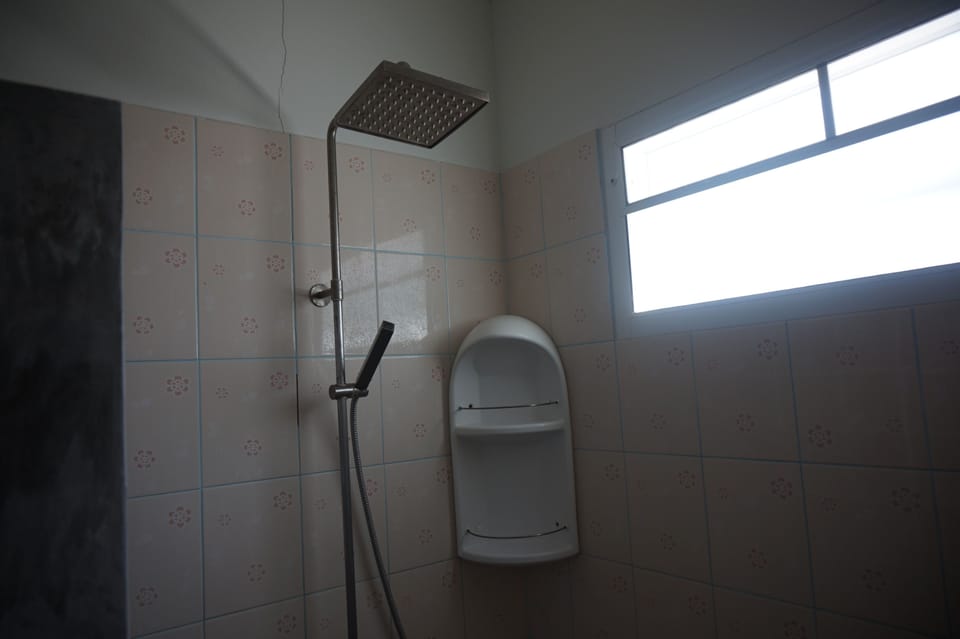 Bungalow Pool View Beach Side | Bathroom shower