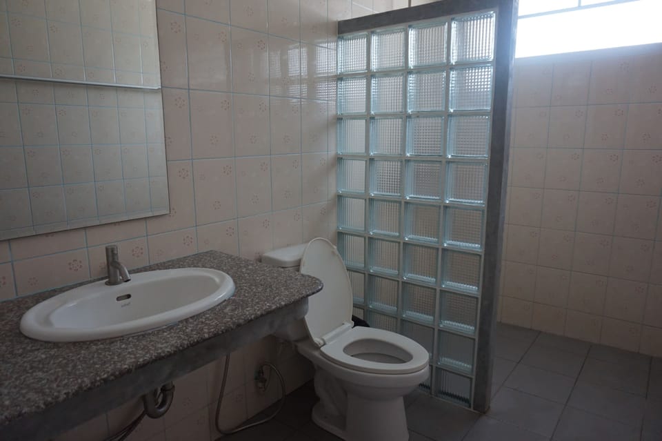 Bungalow Garden View | Bathroom | Shower, free toiletries, towels