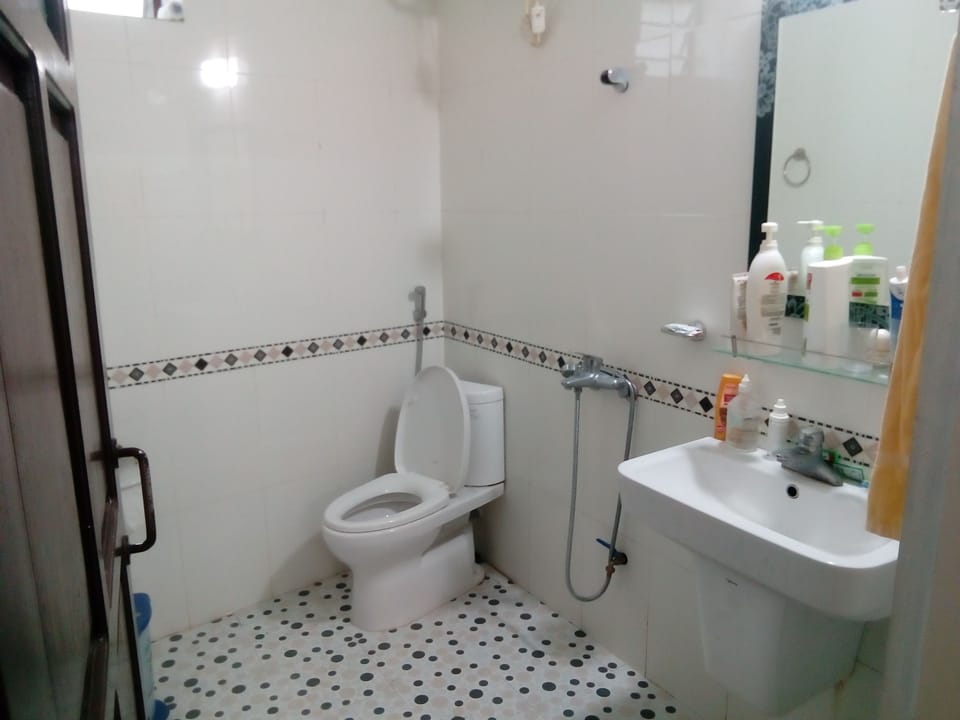 Double Room | Bathroom | Shower, free toiletries, hair dryer, slippers