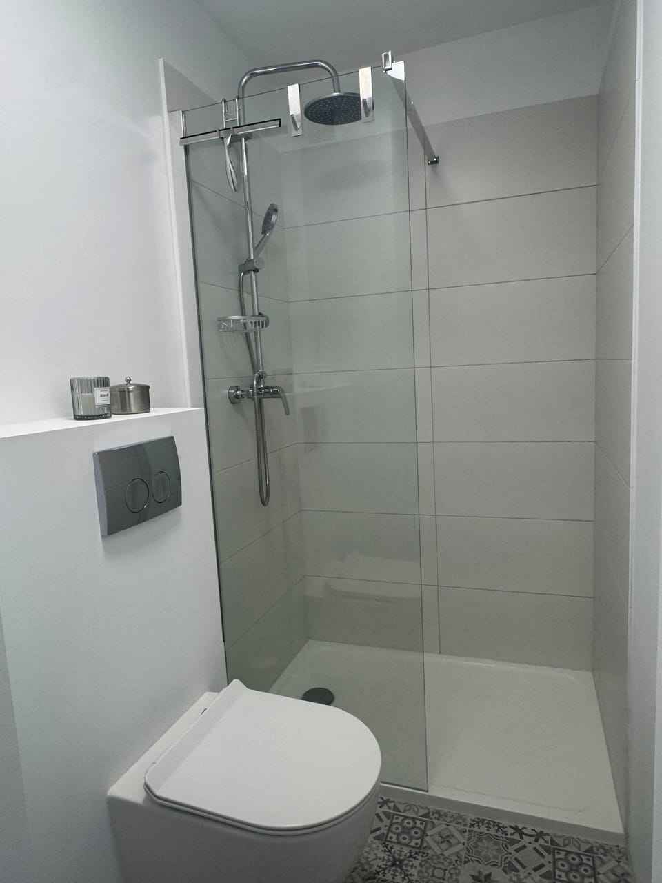 Comfort Studio Suite | Bathroom | Shower, hydromassage showerhead, towels, soap