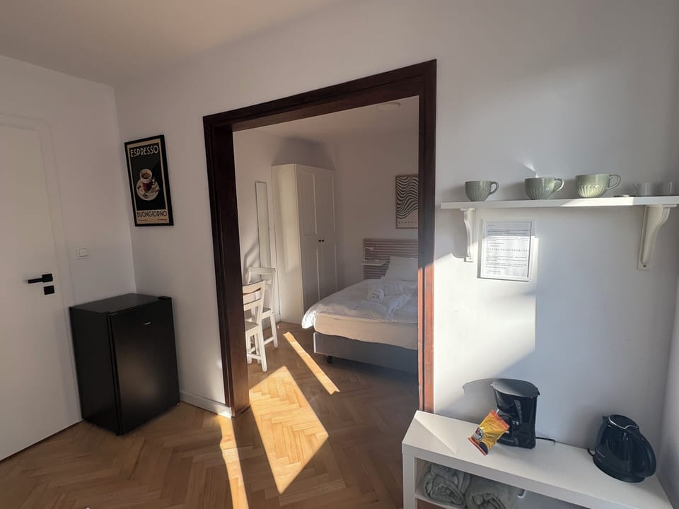 Comfort Studio Suite | Living area | 24-inch TV with cable channels