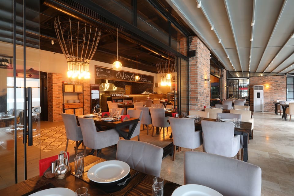 4 restaurants; breakfast, lunch, and dinner served