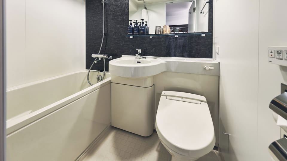 Standard Room, 1 Twin Bed, Accessible | Bathroom | Combined shower/tub, free toiletries, hair dryer, slippers