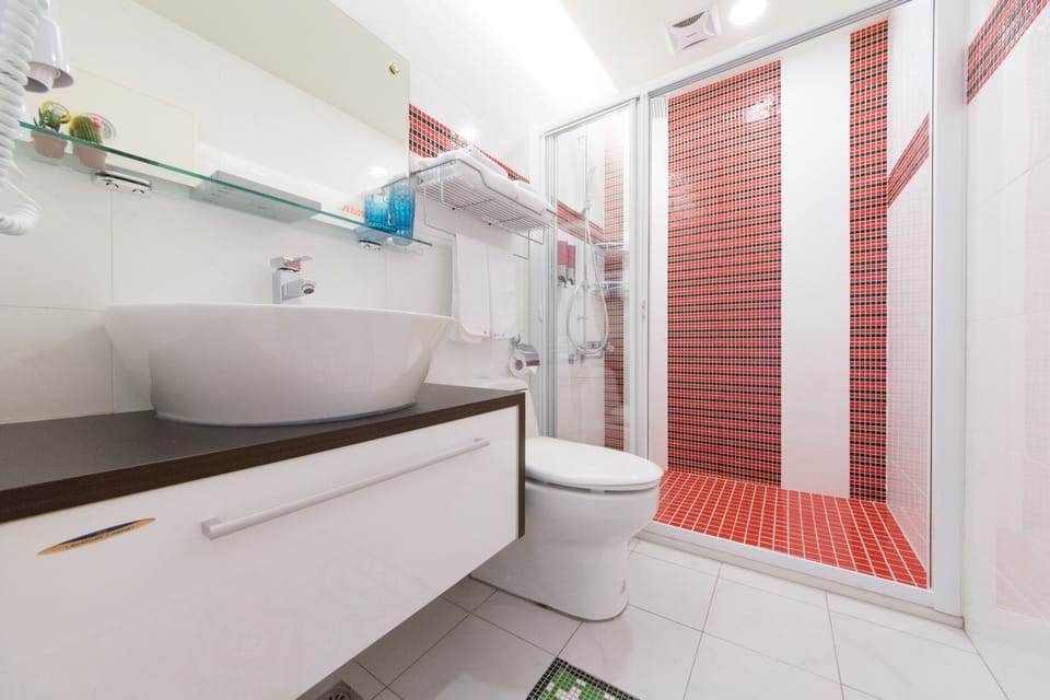 Luxury Room, 1 King Bed, City View | Bathroom | Shower, free toiletries, hair dryer, slippers