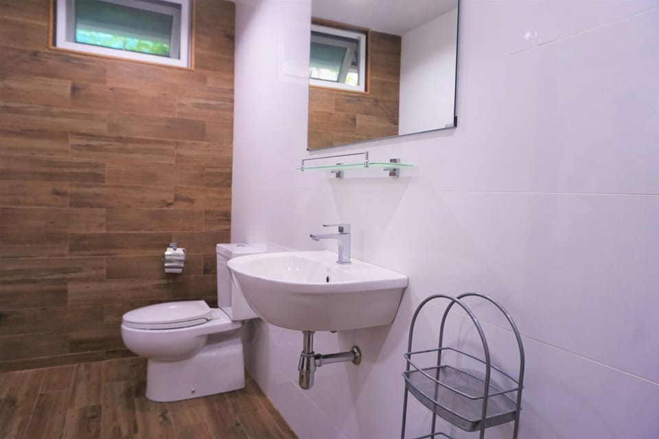Double Room | Bathroom | Shower, free toiletries, bidet, towels