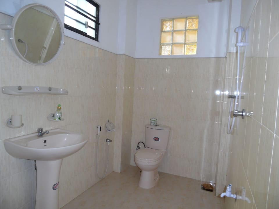 Standard Double Room, 1 Double Bed, Non Smoking, Ocean View | Bathroom | Shower, free toiletries, bathrobes, bidet