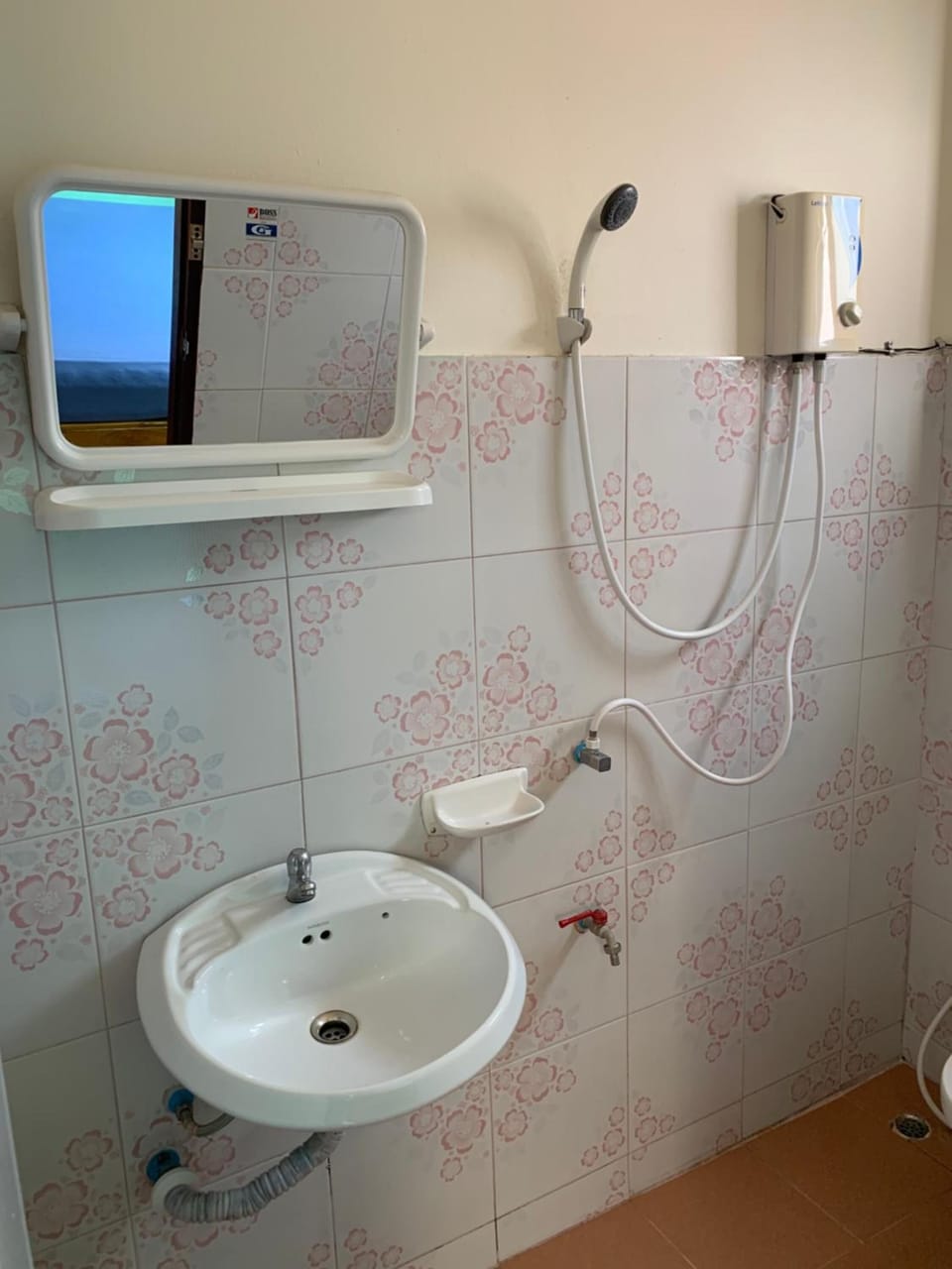 Shower, free toiletries, towels