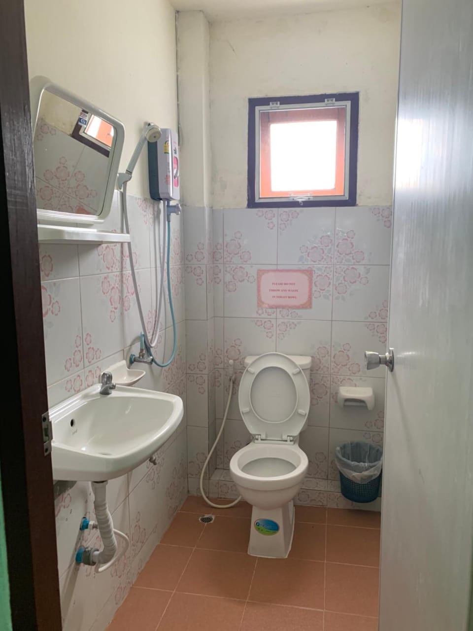 Shower, free toiletries, towels