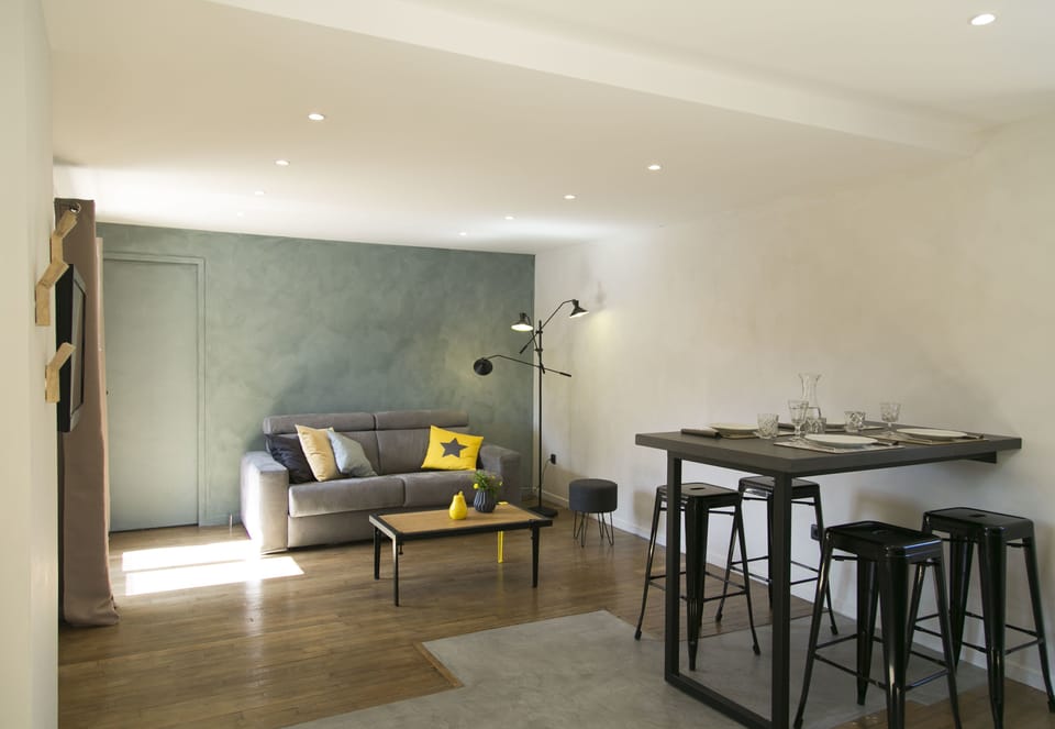 Basic Apartment | Living room | Flat-screen TV