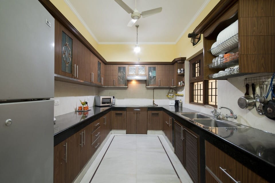 Full-size fridge, microwave, oven, stovetop