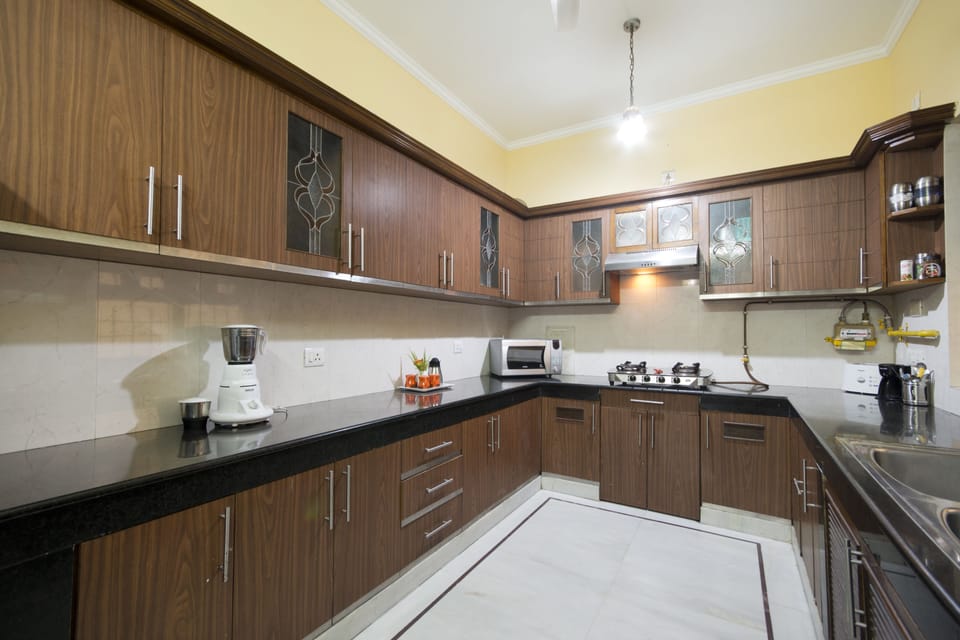 Full-size fridge, microwave, oven, stovetop