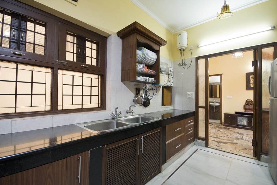 Full-size fridge, microwave, oven, stovetop