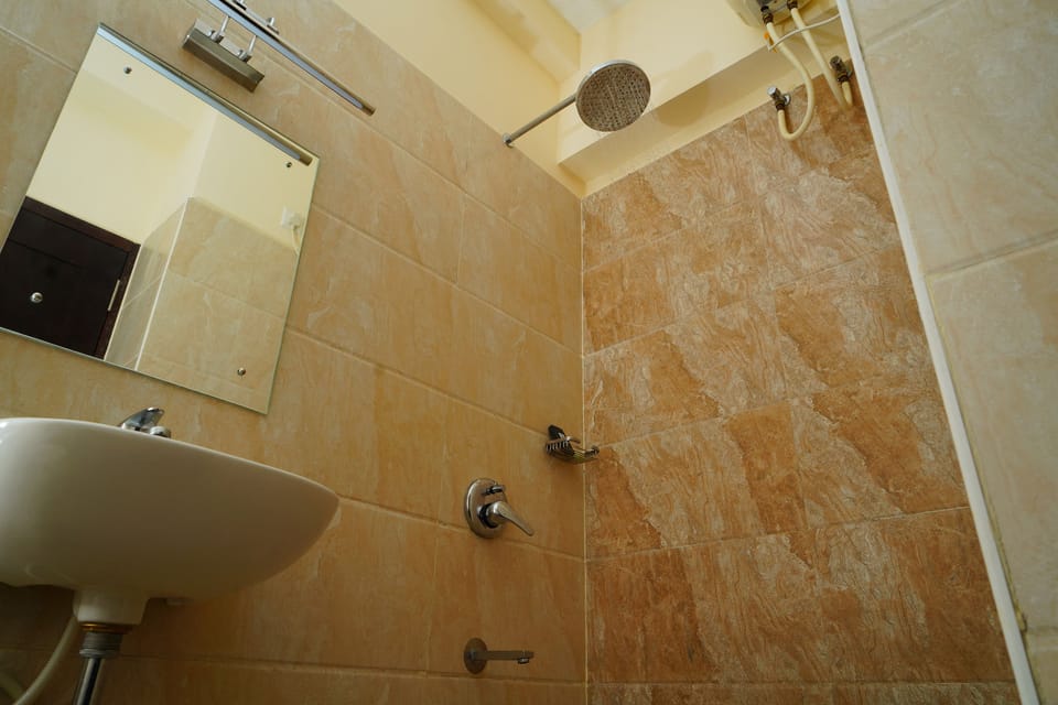 Deluxe Double Room, 1 Queen Bed | Bathroom | Shower, free toiletries, towels