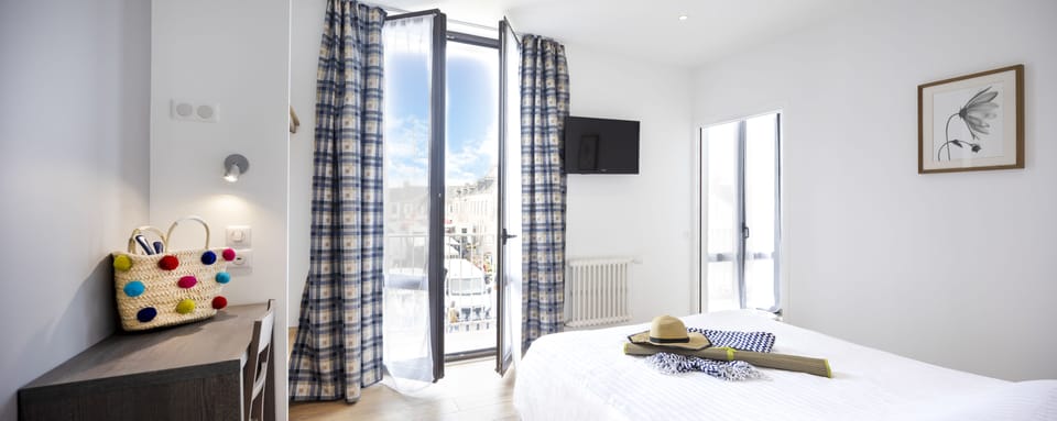 Superior Double Room | Premium bedding, desk, free WiFi, bed sheets