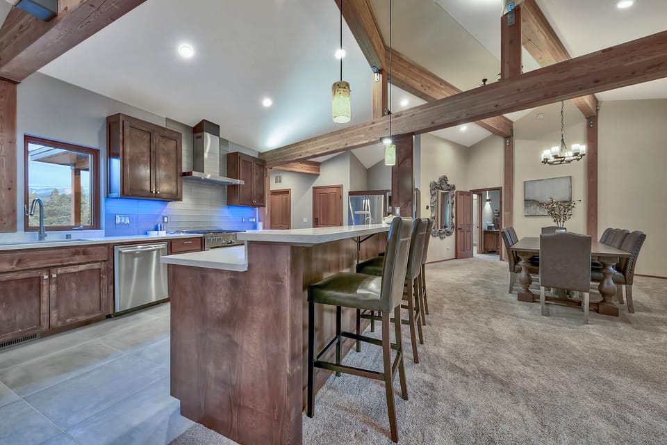 Kitchen and Breakfast Bar