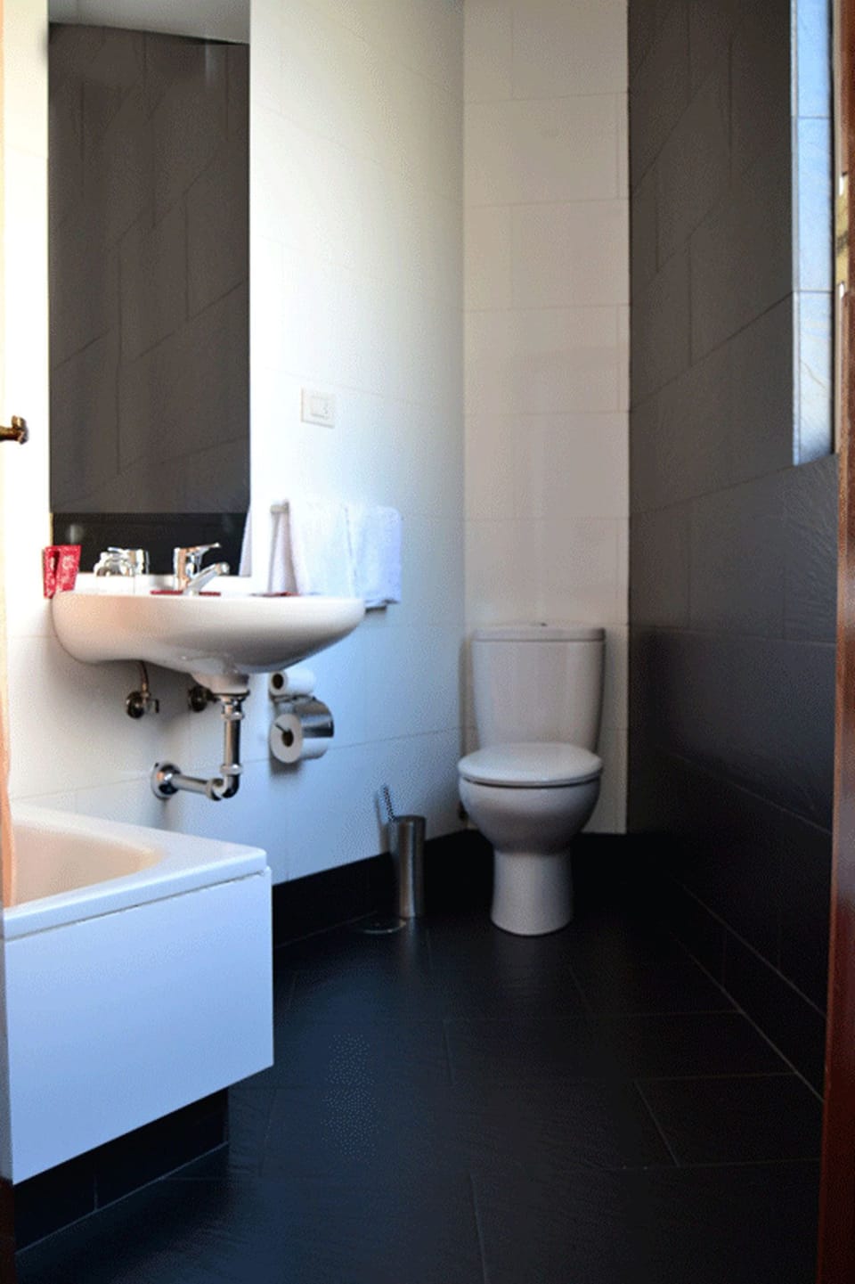 Double Room | Bathroom | Combined shower/tub, free toiletries, hair dryer, bidet