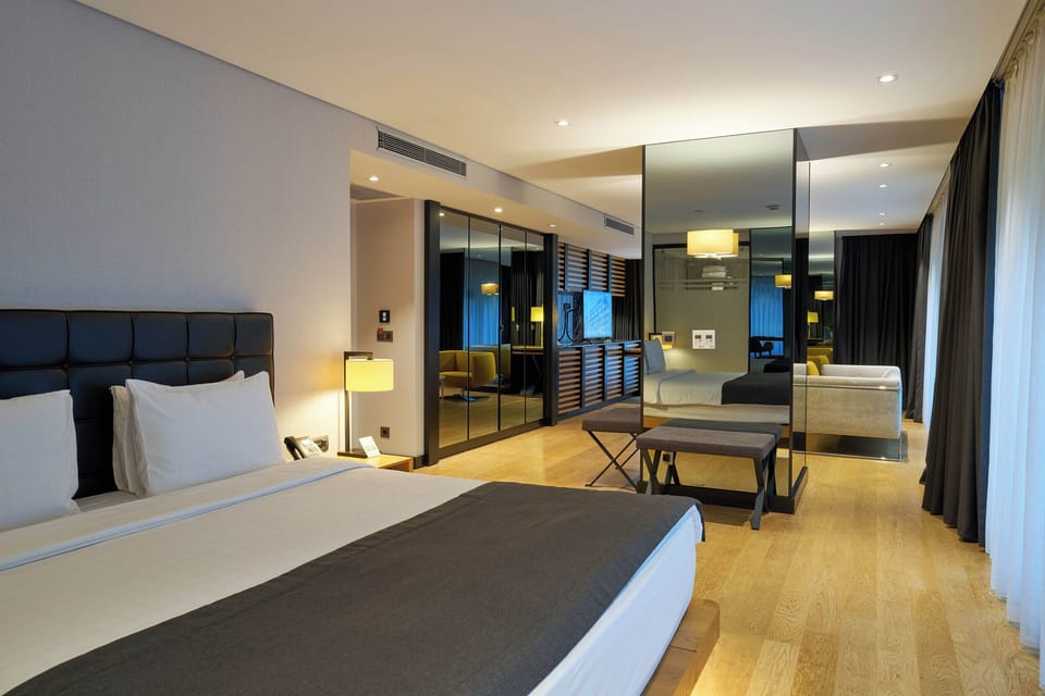 Privacy Suite | Minibar, in-room safe, desk, laptop workspace