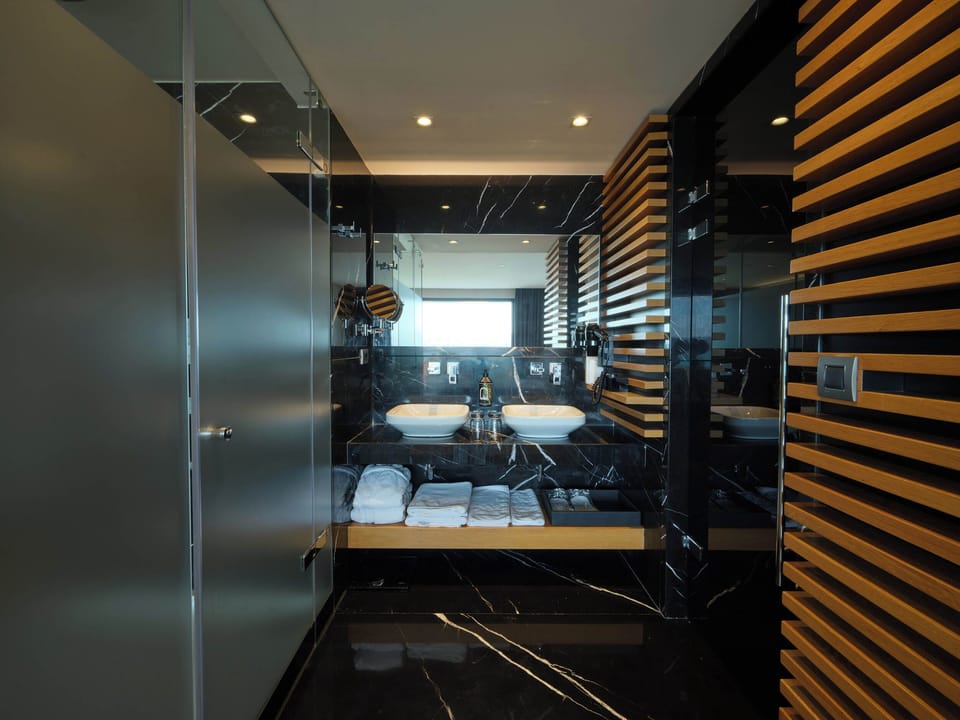 Junior Suite, Sea View | Bathroom | Shower, rainfall showerhead, free toiletries, hair dryer