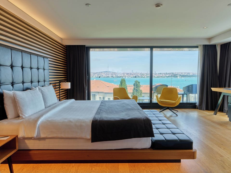 Junior Suite, Sea View | Minibar, in-room safe, desk, laptop workspace