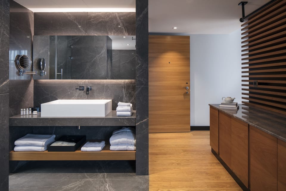 Shower, rainfall showerhead, free toiletries, hair dryer
