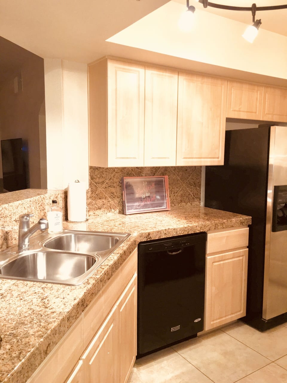 Well equipped kitchen with all dishware, cookware, serverware, flatware