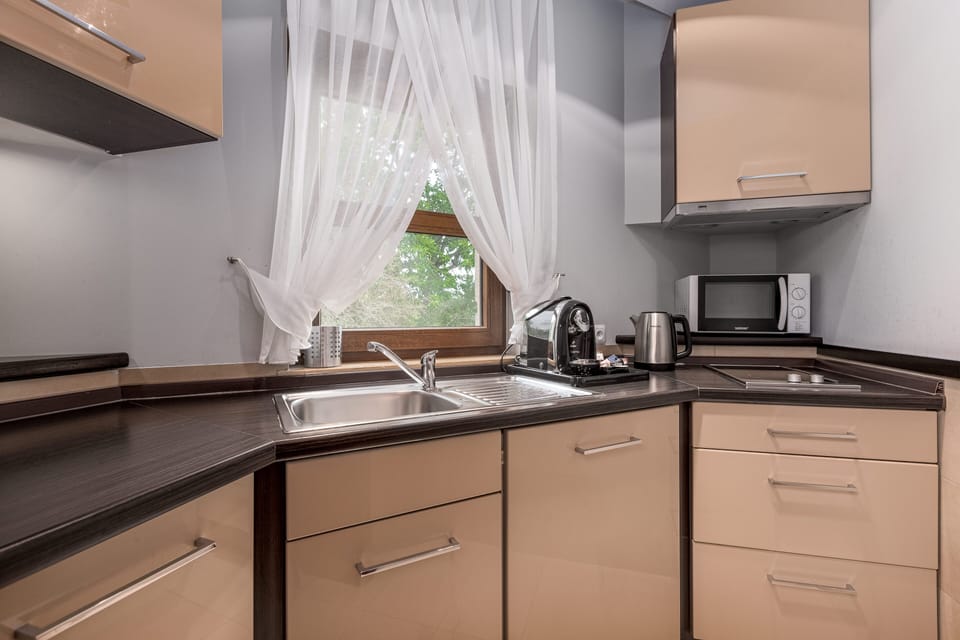 Premium bedding, in-room safe, individually decorated