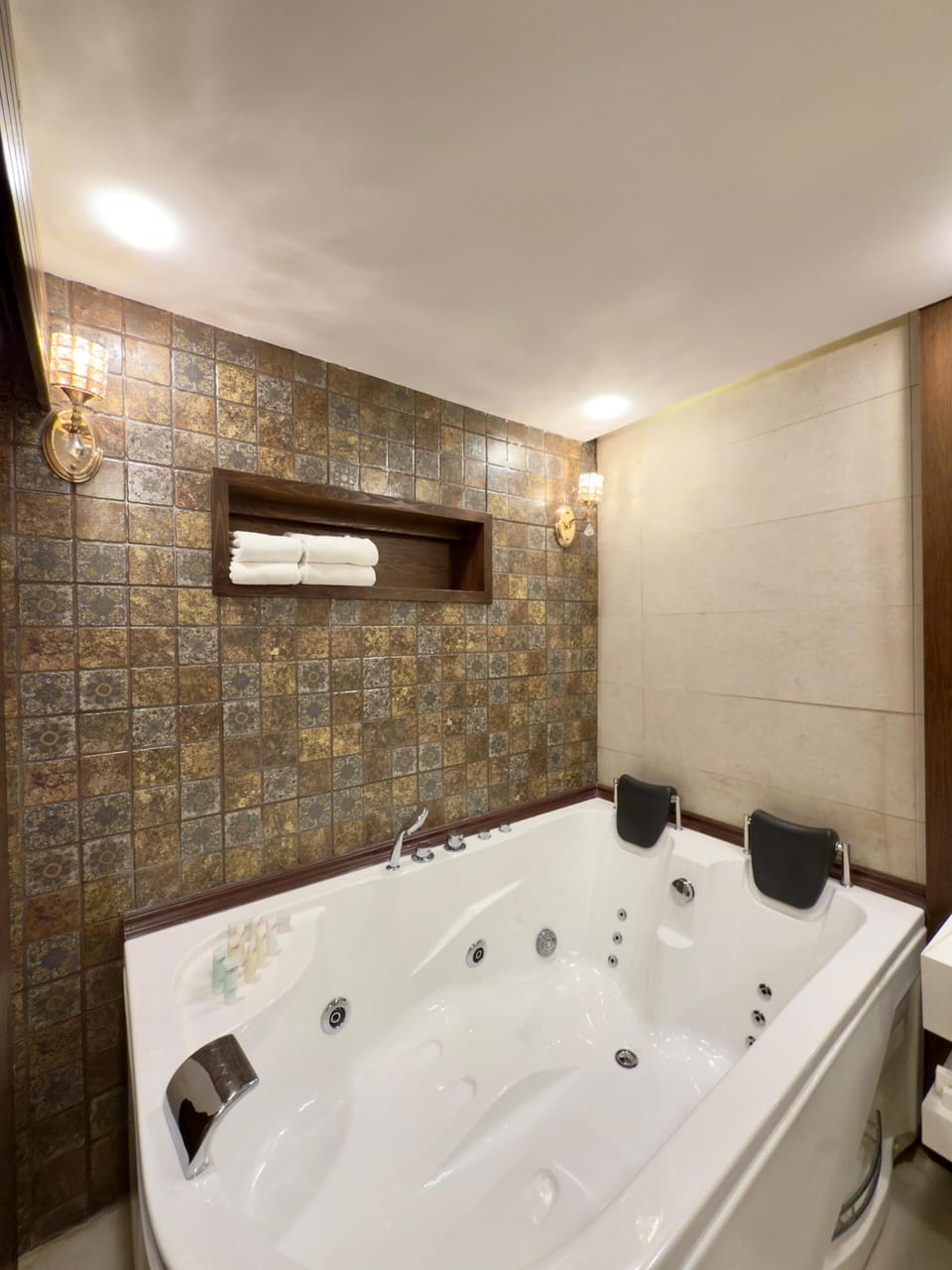 RST- Royal Suite | Bathroom | Free toiletries, hair dryer, bathrobes, slippers
