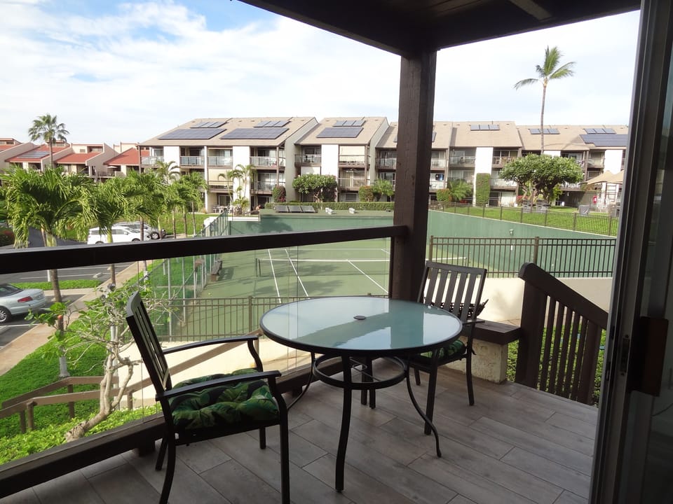 Lanai seating & view of tennis courts