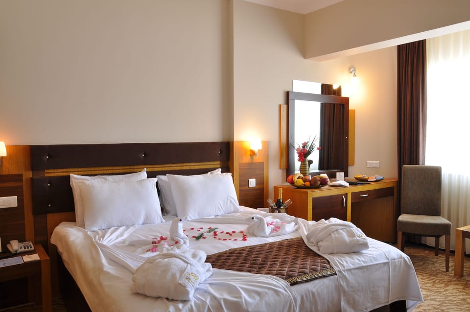 King Suite With Jakuzi and Sea View | Minibar, in-room safe, desk, soundproofing