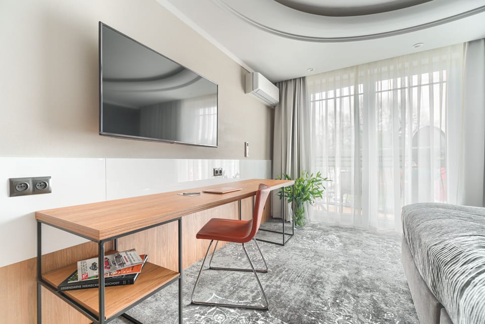 Deluxe Studio (Henrii Matisse) | Living area | Flat-screen TV