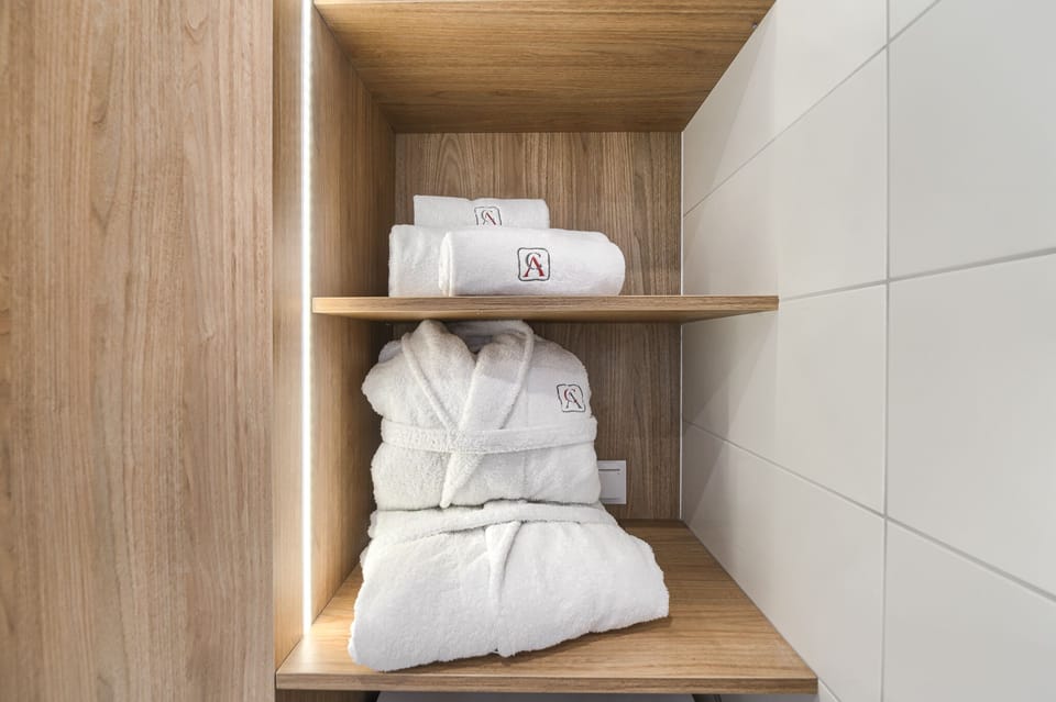 Deluxe Studio (Joan Miro) | Bathroom | Shower, free toiletries, hair dryer, towels