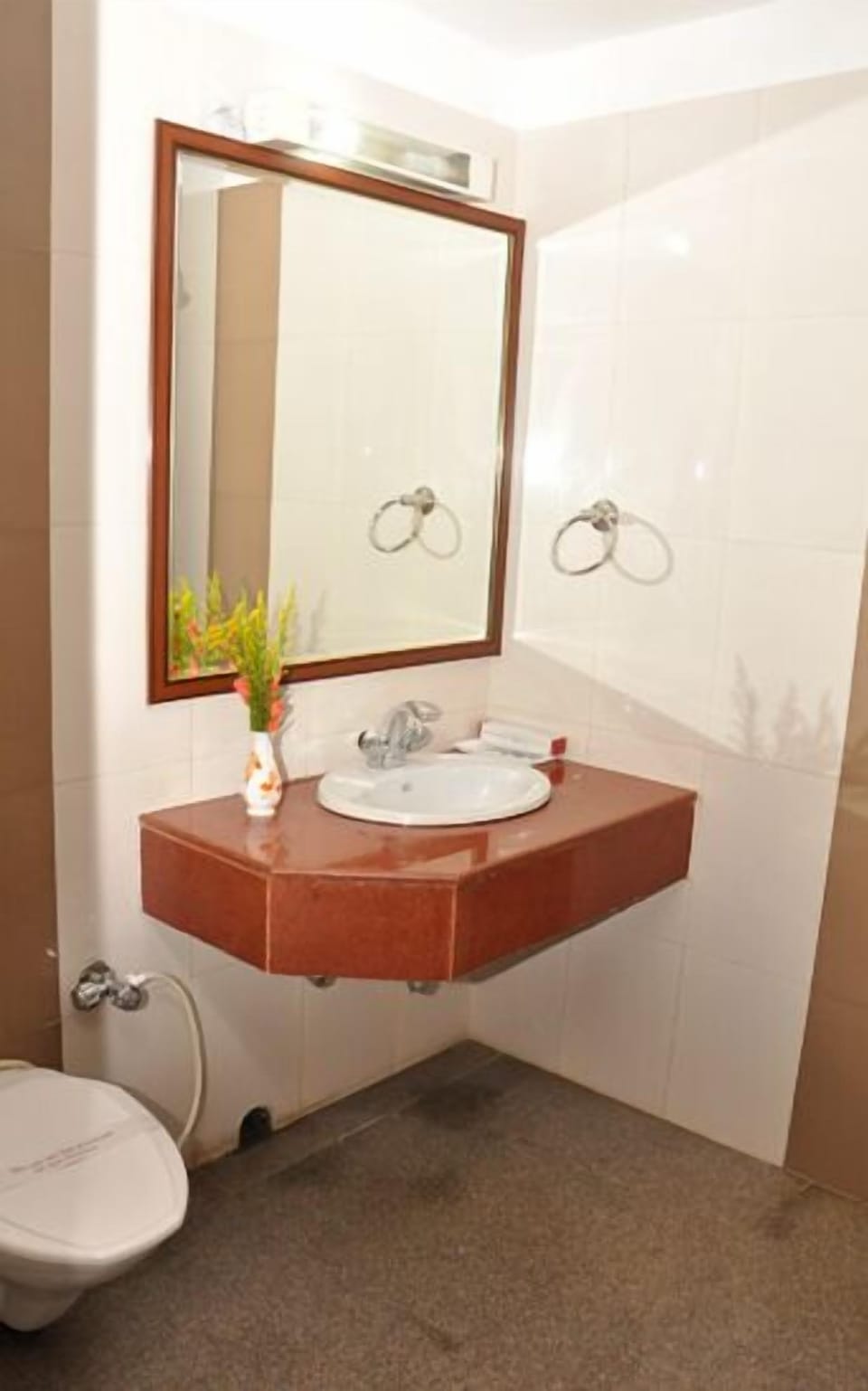 Deluxe Room | Bathroom | Shower, free toiletries, towels, soap