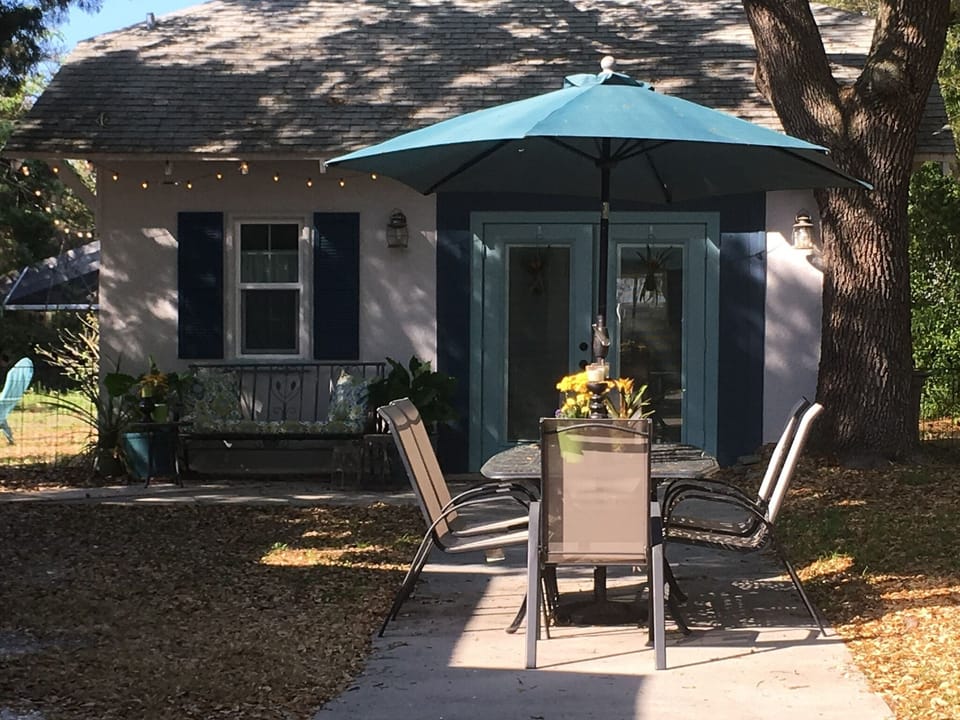 Guesthouse of a 1923 Bungalow with Bicycles, Kayaks and Dog Friendly 
