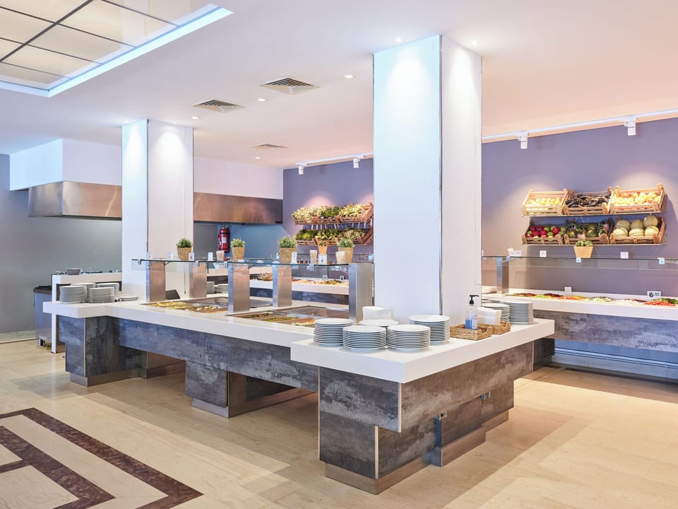 2 restaurants; lunch and dinner served