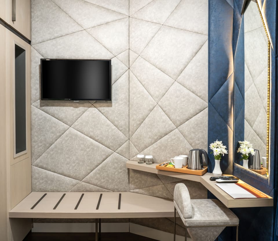 Single Room, 1 Queen Bed | Minibar, in-room safe, individually decorated, individually furnished