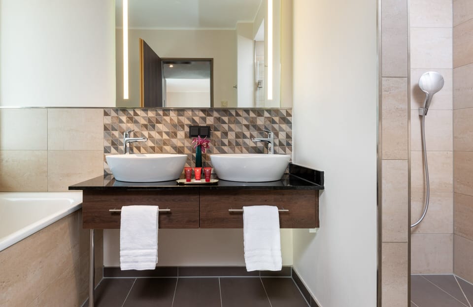 Junior Suite | Bathroom | Hair dryer, towels
